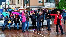 Spaß trotz schlechten Wetters haben diese Besucher der Kulturnacht am 6. Juli in Schwenningen. Aber der starke Regen hat doch Viele ...