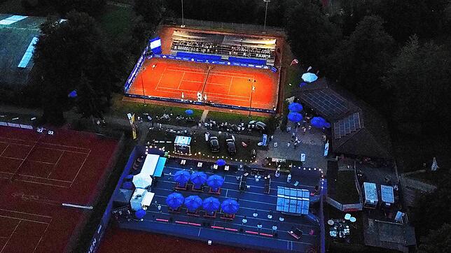 Seit 2024 neu bei den Überlingen Open auf dem Gelände des TC Altbirnau: Flutlichtspiele. Diese möchte Organisator Markus Dufner weiter ...