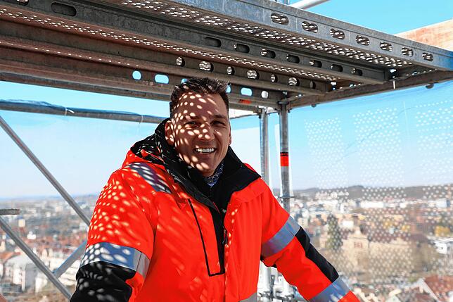 Moritz Stöckle, Inhaber der Firma MS Industriekletterer, hoch über der Stadt Konstanz mit Blick auf „seine“ Baustelle
