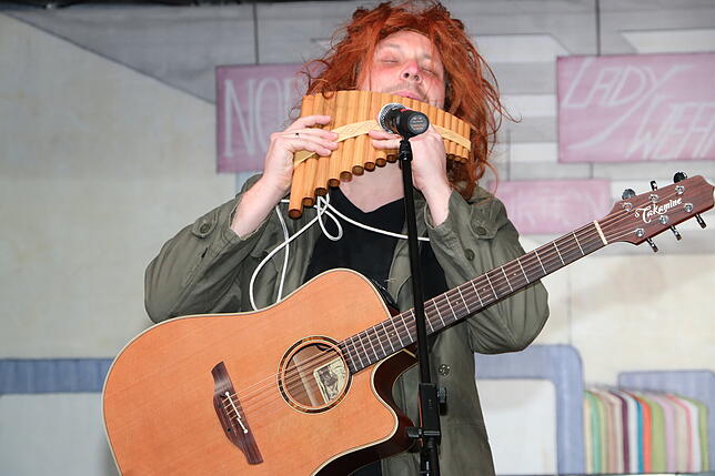 Vielseitig: Multitalent Felix Schüle glänzt als „Straßenmusiker mit Panflöte“. Bild: Martha Weishaar