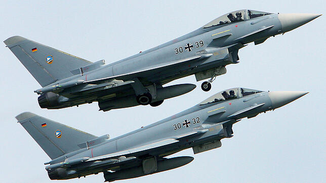 Zwei Eurofighter der Bundeswehr starten zu einer Übung.