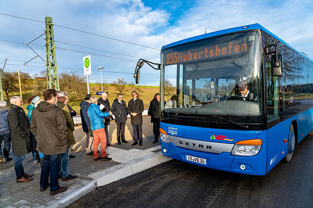 Landrat Sven Hinterseh beginnt seine Busreise durch die südliche Baar am neuen Busbahnhof in Döggingen.