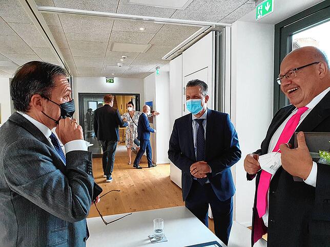 IHK-Chef Thomas Albiez (links) spricht mit Peter Altmaier.