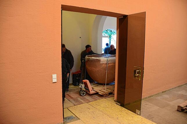 Bild 9: Uff, geschafft! Alle Bilder vom schweren Weg des 2,5 Tonnen schweren Altars in die Kirche St. Oswald
