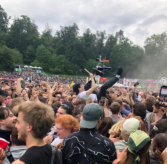 Vom Publikum getragen: Leoniden-Sänger Jakob Amr auf Tuchfühlung mit den Fans vor der Hauptbühne beim Campus-Festival.
