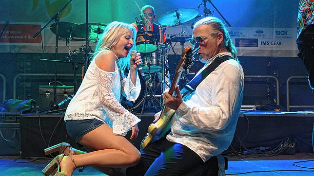Die Band &bdquo;Hot Stuff&ldquo; begeistert die Besucher bei der Eröffnung der Musiknacht auf der Bühne am alten Festhallenplatz.