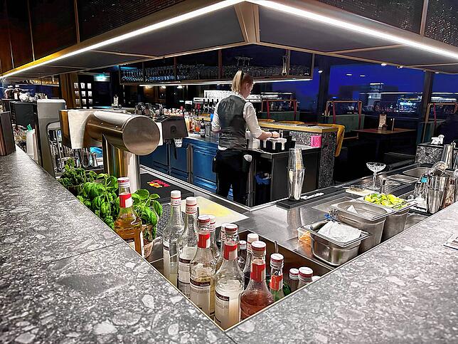 Viel Platz am Tresen in der Skybar, der von vier Seiten zugänglich ist.