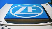 Das ZF Logo am Eingang des Saarbrücker Werks der ZF Friedrichshafen AG. Hier werden Automatikgetriebe und Hybridsysteme gefertigt. ...