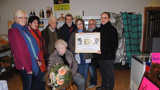 Die Bäckerei Vökt/Geng schloss gestern. Die Vereine des Dorfes setzten ein Zeichen der Wertschätzung: (v.l) Elke Huber, Gerda Bäumle ...
