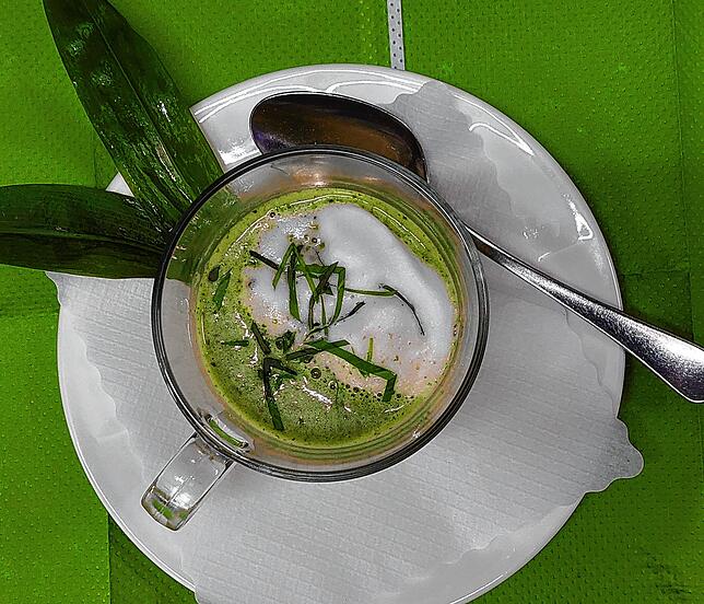 Suppe aus der Saison zum Selberkochen: Eine Bärlauchcremesuppe, wie sie in der Apfelblüte zubereitet wird.