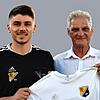 Willkommen im Club: Vorsitzender Johann Scheible (rechts) begrüßt Neuzugang Klejdi Zenelak beim SV 08 Laufenburg.