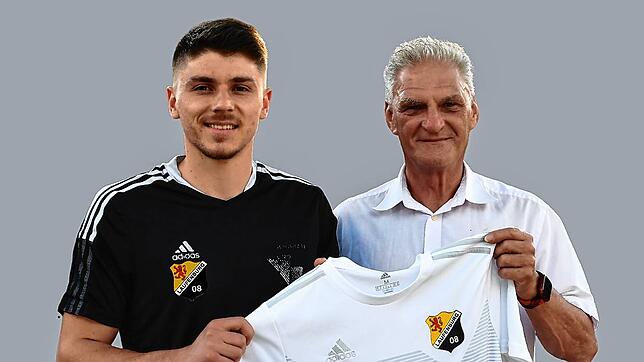 Willkommen im Club: Vorsitzender Johann Scheible (rechts) begrüßt Neuzugang Klejdi Zenelak beim SV 08 Laufenburg.