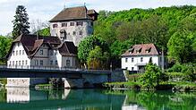 Bei Schloss Rötteln mit seinem markanten Turm führt die Rheinbrücke in das kleine Städtchen Kaiserstuhl/CH. Die Verbindungen zu den ...