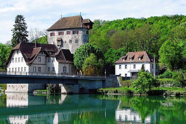 Bei Schloss Rötteln mit seinem markanten Turm führt die Rheinbrücke in das kleine Städtchen Kaiserstuhl/CH. Die Verbindungen zu den ...