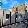 Zusammengesetzt aus bereits vorher produzierten, standardisierten Holzelementen: die neue Flüchtlingsunterkunft in der Güttinger Straße. ...