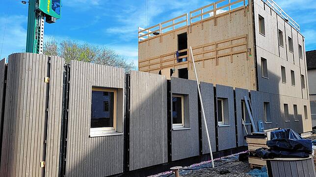 Zusammengesetzt aus bereits vorher produzierten, standardisierten Holzelementen: die neue Flüchtlingsunterkunft in der Güttinger Straße. ...