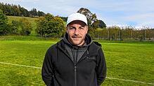 Trainer Dennis Sutera und die Spfr Owingen-Billafingen können nun endlich einen Sieg feiern: 5:2 schlagen sie den SV Allensbach.