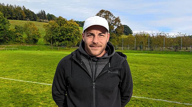 Trainer Dennis Sutera und die Spfr Owingen-Billafingen können nun endlich einen Sieg feiern: 5:2 schlagen sie den SV Allensbach.