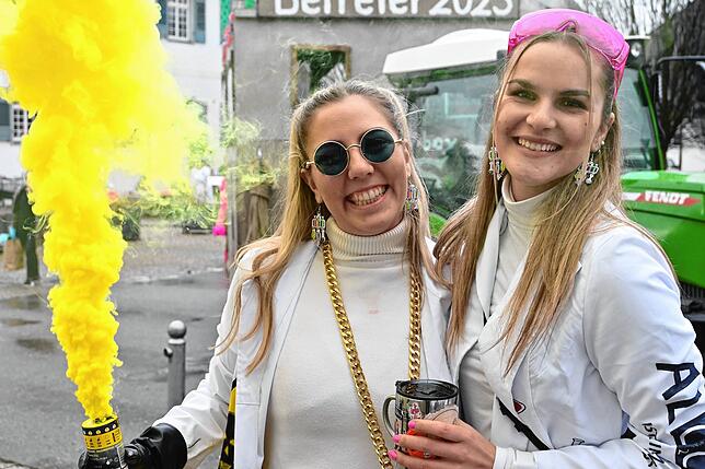 Bild 7: Schmotziger Fasnet in Hagnau: Flamingos, Cowboys und Matrosen feiern ausgelassen!