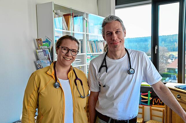 Michael Waas ist neuer Kinderarzt in der Gemeisnchaftspraxis Probst. Julia Bergis, eine der Inhaberinnen, freut sich über den ...