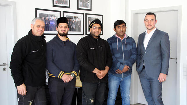 Sie bemühen sich erfolgreich um Integration, von links Jürgen Weißer, Inhaber des Autohauses Weißer in Riedböhringen, Aniq Ahmed, Imam ...