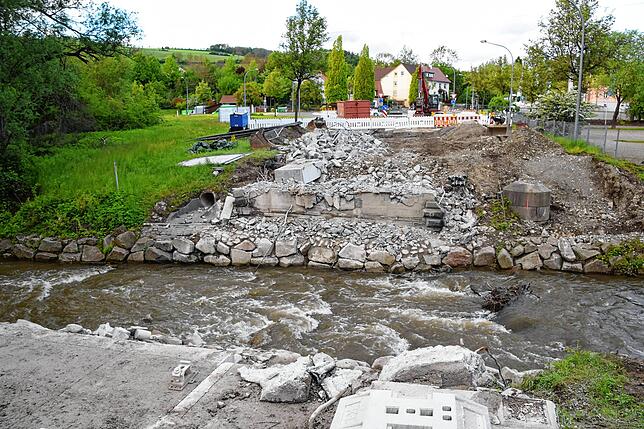 Bild 10: Abriss und Neubau: Ein Rückblick in 20 Bildern auf die Brücken-Großbaustelle auf der B313 vor dem Stockacher Rißtorf-Kreisel