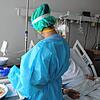 Ein Bild von der Corona-Station im Häfler Klinikum im Dezember 2021. Pflegerin Ajdina füttert einen älteren Patienten.