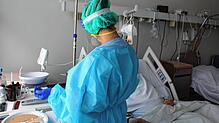 Ein Bild von der Corona-Station im Häfler Klinikum im Dezember 2021. Pflegerin Ajdina füttert einen älteren Patienten.