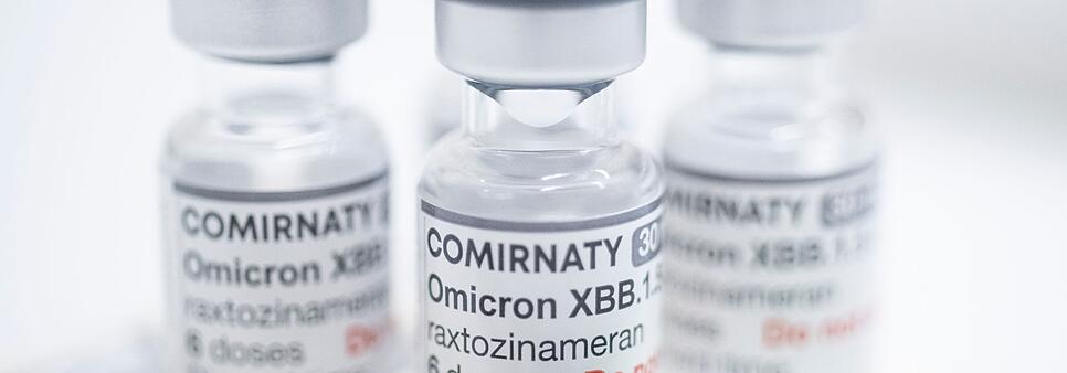 Gläschen mit jeweils sechs Dosen des neuen angepassten Corona-Impfstoffs von Biontech/Pfizer.