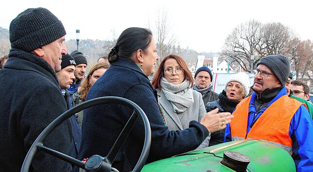 Auch die grüne Bundestagsabgeordnete Anja Reinalter stellte sich den zornigen Demonstranten.