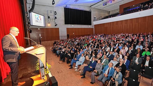 Oberbürgermeister Bernd Häusler gibt anlässlich des Festaktes in der Stadthalle Singen Einblicke zu 125 Jahre Stadtentwicklung.