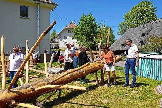 Nicht nur die Kinder: Auch die Erwachsenen hatten ihre Freude an der neuen Murmelbahn.