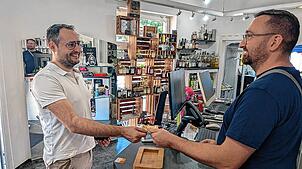 Nur Bares ist Wahres? Axel Hettinger (l.) zahlt bei seinem Friseurbesuch bei Johannes Schmauder noch mit einem Geldschein. Die Hälfte ...
