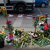 Blumen an der Stelle in Berlin-Mitte, an der bei einem Unfall mit einem SUV vier Menschen gestorben sind.