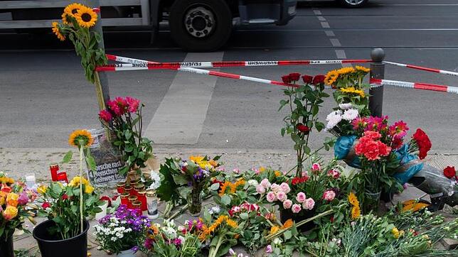Blumen an der Stelle in Berlin-Mitte, an der bei einem Unfall mit einem SUV vier Menschen gestorben sind.