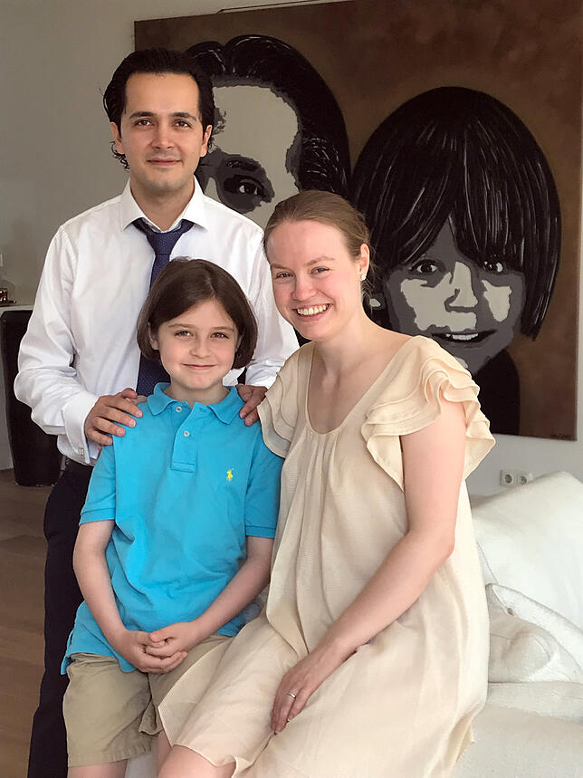 Der achtjährige Laurent Simons mit seinen Eltern Alexander und Lydia Simons.