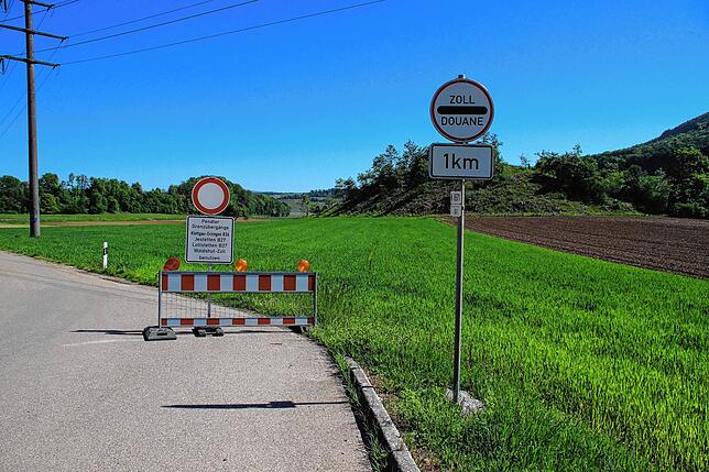 Schon einen Kilometer vor der Grenze nach Wilchingen (Schweiz) ist für alle Verkehrsteilnehmer in Klettgau-Weisweil Schluss.