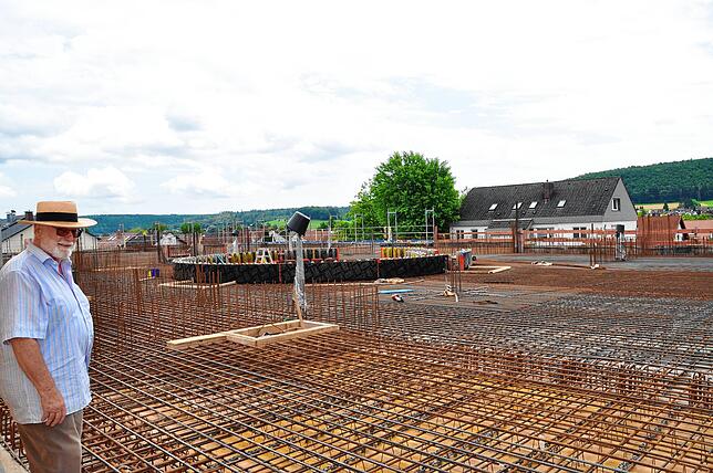 Gemeinderat Hermann Zorbach besichtigt als unmittelbarer Nachbar häufig die Baustelle des Schulcampus.
