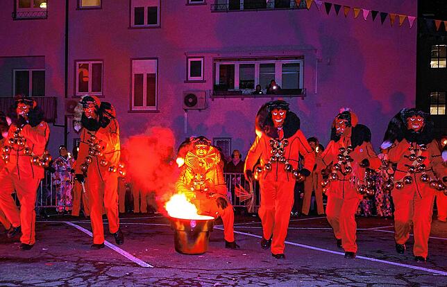 Mit blitzenden Zähnen: Die roten Teufel der Narrenzunft Triberg sind bei den Brauchtumsvorführungen auf dem Marktplatz ein echter Hingucker.