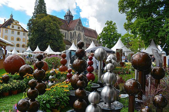 Schmückendes für den heimischen Garten vor den malerischen Fassaden von Schloss Salem und Münster. Das Foto entstand bei der 19. Auflage ...