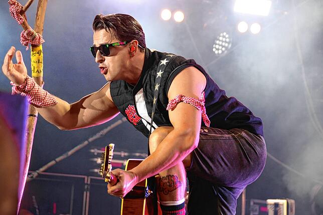 Bild 1: Pfullywood-Festival: Andreas Gabalier und Fans trotzen dem Wetter!