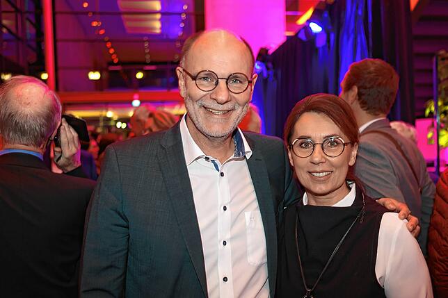 Singens Oberbürgermeister Bernd Häusler Bernd Häusler mit seiner Ehefrau Claudia bei der Singener Abendgesellschaft 2024.