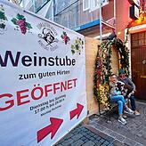 Hinter dieser Wand ist nach wie vor die Baustelle nach dem Großbrand in der Zollernstraße im vergangenen Sommer. Das Schild weist darauf ...