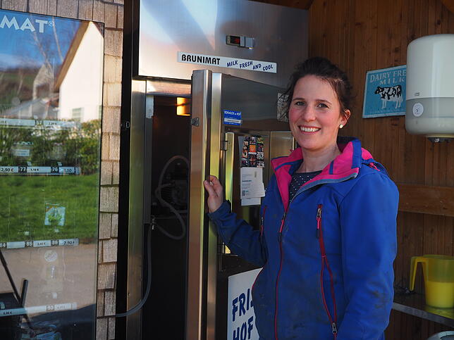 Christina Burkard, die mit ihrem Mann den Lindenhof in Wutöschingen führt, füllt die Milch am Automaten nach.