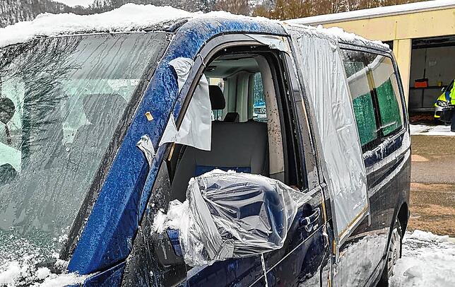 Mit roher Gewalt wurde auf das Fahrzeug und die Insassen eingeschlagen.