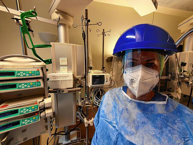 Gut geschützt mit Maske und Visier: Maja Vuckovic.