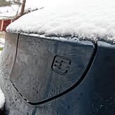 Die Ladeklappe sollte von Eis und Schnee freigehalten werden, damit sie nicht zufriert.