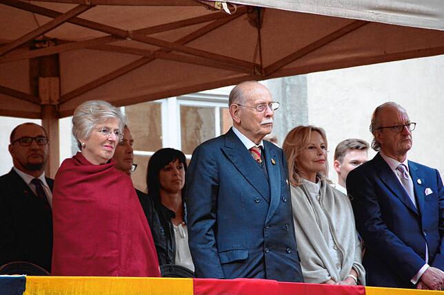 Auf der Ehrentribüne verfolgen Max Markgraf von Baden (zweiter von links) und seine Frau Valerie (links) den Großen Zapfenstreich ...