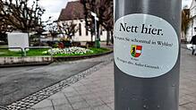 Im Vorbeigehen fallen die Aufkleber in der Rheinfelder Innenstadt auf. Bild: Erika Bader