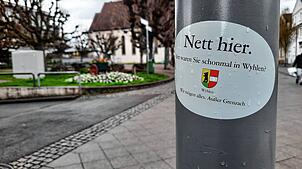 Im Vorbeigehen fallen die Aufkleber in der Rheinfelder Innenstadt auf. Bild: Erika Bader